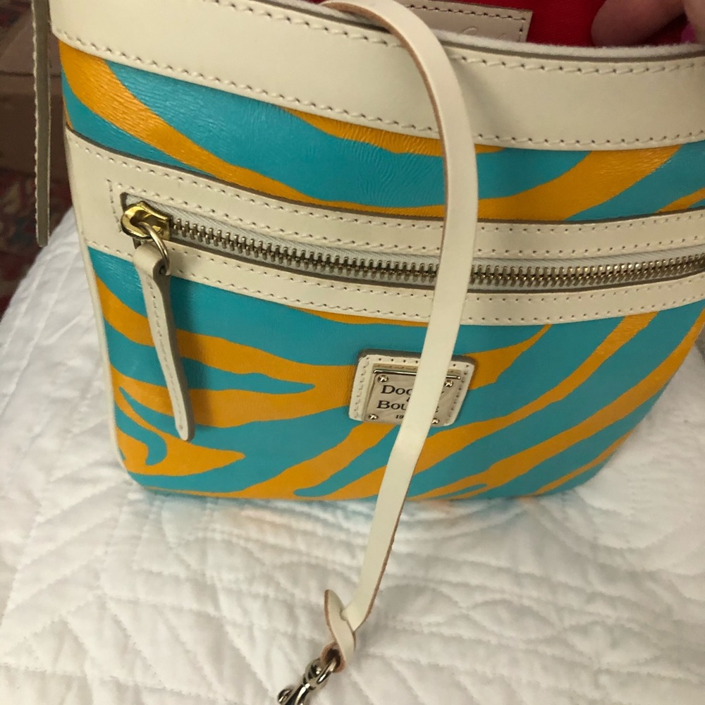 Dooney and Bourke crossbody bag - Picture 2 of 3